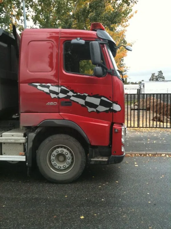 lastbilsdekor-sgr-service-Scania-målflagg Bildekor Foliering Visby